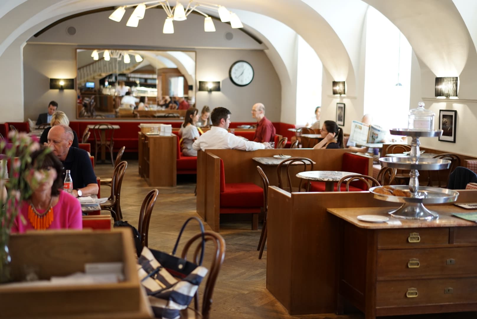 Wiener Kaffeehaus Café Diglas im Schottenstift Wien 1010 - Traditionelles Kaffeehaus Interieur mit Gewölbedecken, roten Samtbänken und Thonet-Stühlen
